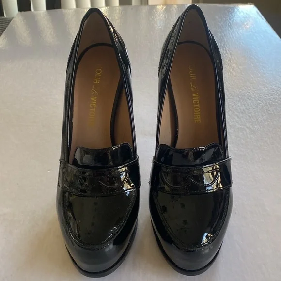 POUR La VICTOIRE Black Patent Leather Platform Loafer Heels Size 7.5